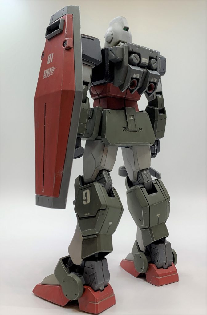 バックパックの中身とバーニアノズルはスナイパー用バックパックで消費してしまったので、外装部品にプラ板を裏打ちして、適当に余っていたバーニアノズルをくっつけてとりあえず形にしました。