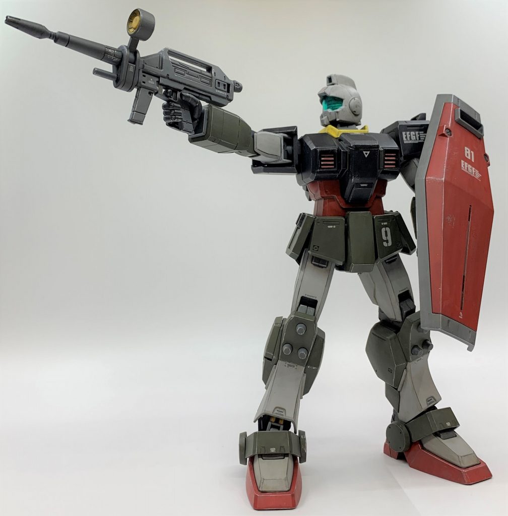 「モルモット隊」や「スレイヴ・レイス隊」のように「〇〇隊」という通称もちょっと考えてみましたが、なかなか良いアイデアが出ず諦めました。こういう創作ネーミングを考えるのは難しいですね(苦笑)整備環境は潤沢で高性能な装備を有し、パイロットの技量も高いですが、破壊や鹵獲されると痛手となる機密性の高い装備とデータ収集という任務の特性上、危険な役回りに充てられることはありませんでした。時には苦戦する友軍を尻目に後退せざるを得ない歯痒い状況もあり、事情をよく知らない現場の友軍兵士からは「見掛け倒しの腰抜け」と揶揄される事すらありました。しかしMS小隊長は熱血漢で「ジャブローに引き籠ってるモグラ共に戦場が分かってたまるかよ！」と、後退命令を無視して最前線に踊り出し、友軍の危機を救う場面もしばしばありました。(そういう時は、コジマ大隊長のような懐の深い部隊長が上手くジャブロー本部をはぐらかして報告した、までがセットです。)こんな感じの本部と現場の軋轢は「組織モノあるある」ですよね(笑)