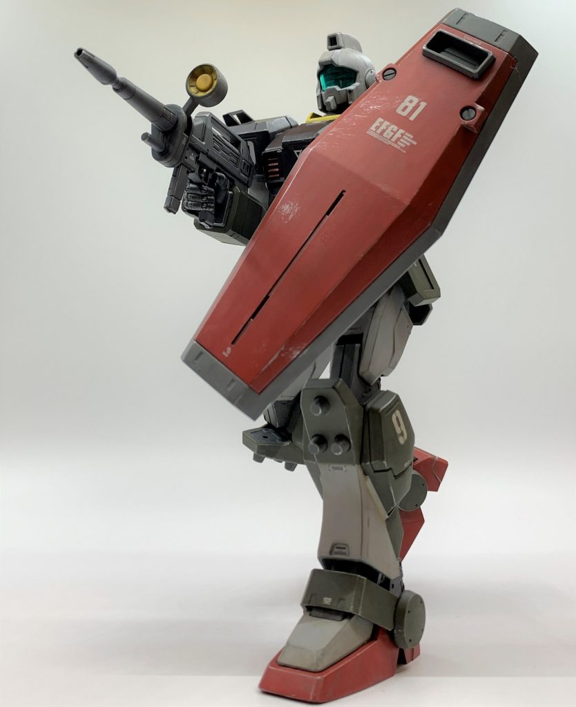 武装はガンダム用の物を持たせました。折角なので下記のような設定もでっちあげてみました。このRGM-79[G]先行量産型ジムは、第11独立機械化混成部隊「モルモット隊」や第20独立機械化混成部隊「スレイヴ・レイス隊」と同列の、ジャブロー直轄の第6独立機械化混成部隊で運用された機体です。当部隊を含む第4、5、6独立機械化混成部隊はV作戦の補助的な役割を担い、V作戦で開発されたMS用装備の実戦データ収集が目的の部隊です。ホワイトベース単艦では短期間での各種試作品の十分な評価は不可能と判断され、RX-75、RX-77、RX-78それぞれの装備を個別に評価する補助部隊が設立されました。第6独立機械化混成部隊はRX-78用の武装評価を担当し、保有するRGM-79[G]にRX-78用の試作武装を装備させ、地球上の各戦線を転々とし実戦に参加し運用データを収集しました。といった感じの妄想設定機体です。