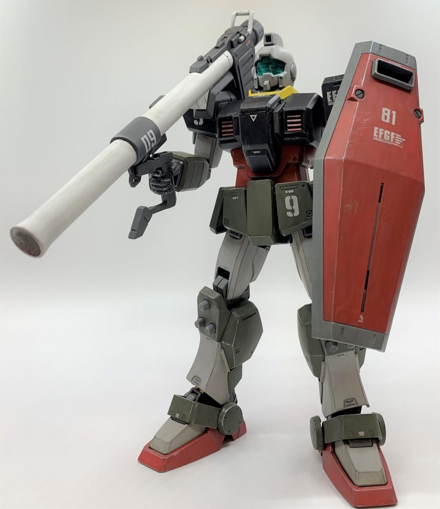 キットはほぼストレートに組みました工程はスプレー缶で基本塗装エナメル筆塗りで部分塗装デカールクリアコートウォッシング塗料でウォッシング兼スミ入れ、ウェザリングクリアコートドライブラシです。頭部の合わせ目は少々難儀しました。旧めのキットだけあって、そのままだと前後真っ二つのあからさまな合わせ目になってしまう上、バイザーは内側から嵌める方式です。後ハメ化を色々と考えましたが難しそうなので、パーツ単体で塗装→普通に組んで合わせ目消し→バイザーをマスキングして合わせ目消した部分を追加で塗装、で凌ぎました。ウェザリング後全体をトップコートしましたが、丁寧にバイザーをマスキングしておいたおかげでトップコートが入り込む事は無かったです。スミ入れ塗料が少しバイザーにはみ出しましたが、薄め液で綺麗に拭き取れました。