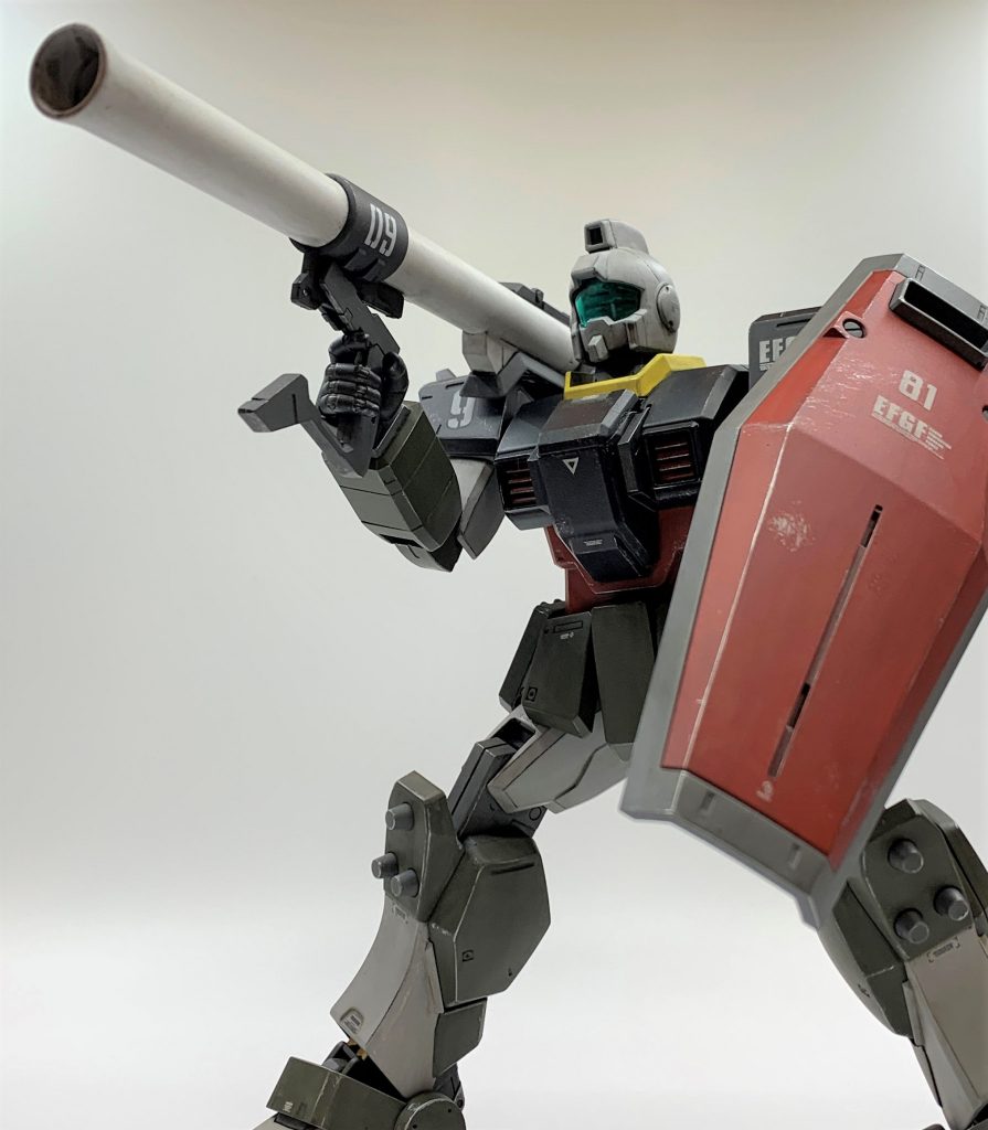 ビームライフル、ラージシールドに加え、ハイパーバズーカも当部隊の評価対象でした。シールドとバズーカは後のRGM-79ジムの装備として大々的に採用されましたが、ビームライフルは極少数しか生産されず、代わりにビームスプレーガンがメイン採用となりました。ビームライフルはコストと性能が釣り合わなかったのか？上層部にMS用ビーム兵器の効果予測に懐疑的な者が一定数居たのか？はたまた一部高官と兵器メーカーとの癒着や賄賂による買収等の政治的な力が動いたのか？真相は闇の中です。こんな感じで、ビームライフルとスプレーガンの採用経緯で一本ストーリーが作れそうです。ガンダムワールドは掘り下げ甲斐がありますね。