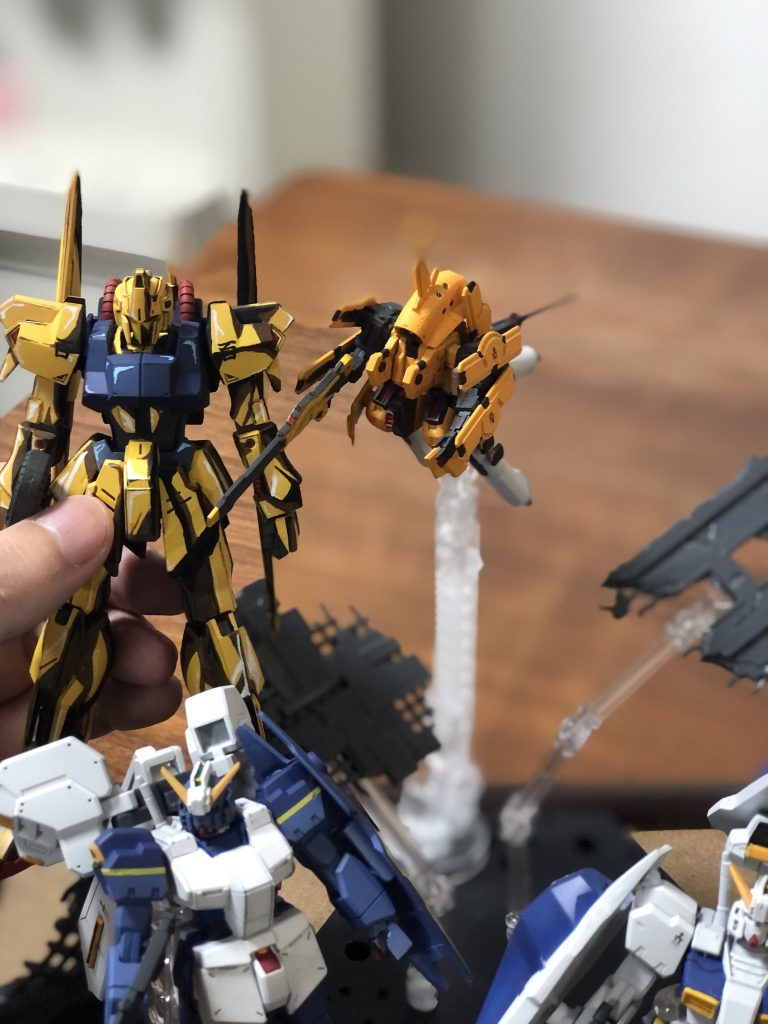 ▲大きさの比較としてHGの百式を並べてみました。百式の上半身とだいたい同じくらいのサイズ感ですね。1/144で見てみたいな~(笑)