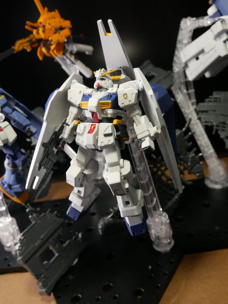 ▲1/200 ヘイズル改わずかに稼働機構があるので飛行している感じでポージングしたのですが、イマイチですねwwwバインダーの肉抜きが気になったのでプラバンで蓋をしています。外装の白と濃紺以外は筆塗りです、決してアップで見てははいけませんよ!