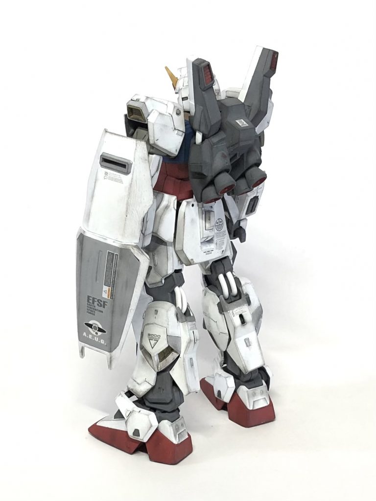 シールドは赤が似合わなかったので、白とグレーにしてあります。シールドにデカール張るのスキー