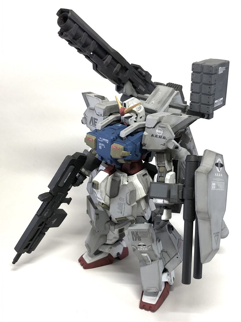 フル装備状態。肩に追加スラスター、左腕にビーム砲二門。胸部にマイクロミサイルラッチ。ふんどしと膝下に追加装甲、バックパックを大型に変更、ミサイルランチャーと大型ビーム砲を装備させました。これだけあればエマさんも死なないだろう!?といった感じです。