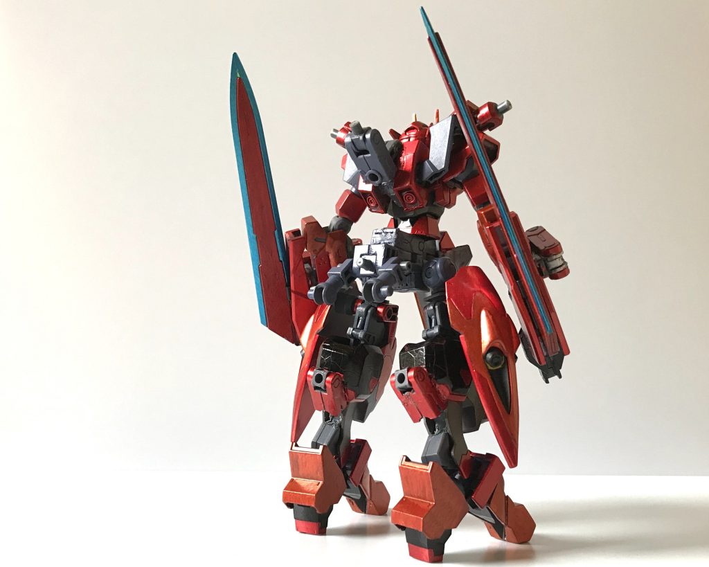 元機体ヴルードと比較して、ジョイントを使った拡張性をさらに拡げて歪にすることを目標にして作りました。また、今回のカラーリングはレッド・臙脂の組み合わせからレッド・オレンジの組み合わせに変更。形状の変化が少なめな分、色の変更で印象を変えられるようにしました。