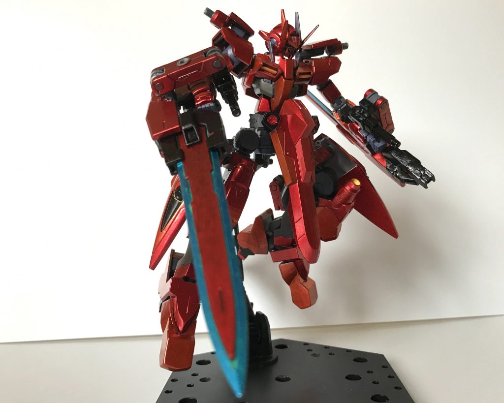 メイン武装は両腕部GNコンポジット・ウェポン(GNCW) と脚部のドリルニーの2つで、GNCWはビームライフル形態とソード形態を使い分けることで戦闘状況に速やかに対応します。今回ムーンガンダムの腕を使い、長い腕を表現。裏テーマであったアルケーガンダムの要素を強くしてみました。