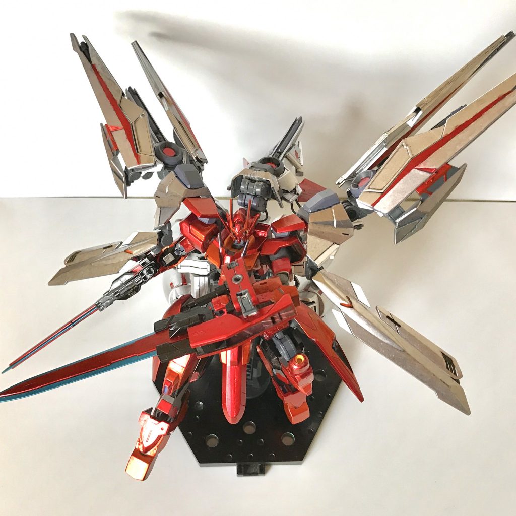 機動戦闘型のプルーマモードⅡです。GNソードから大型ビームサーベルを発振させるリライザーソードこそ使用できないものの、原型機よりも向上した耐久性と切断力、機動力により強力な機体となっています。次は従来の装備に加えて新たに追加した機能についてです。