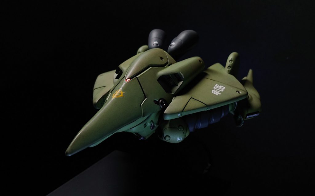 リサイクルショップにジャンクで300円くらいで売られていたものを改造しました。モノアイとバーニアに百均のLEDを仕込みました。台座についてるスイッチでON/OFFできます。