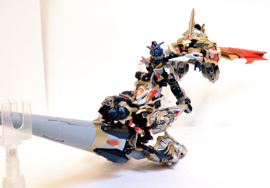 それではいざ合体！！　先ほどの2機と手前にある「ストレイト・ギア」が変形合体するぞ！三つのマシンがひとつになれば.....！！（違う