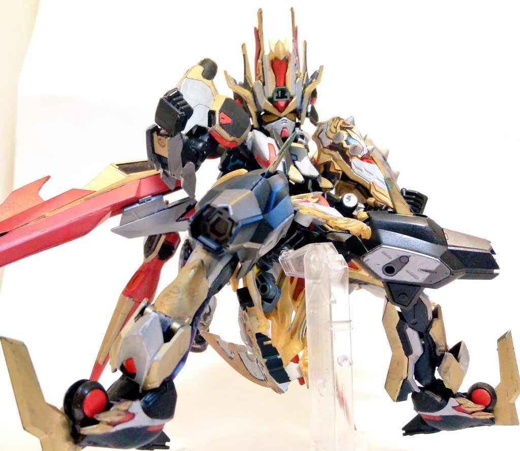 現代のガンプラと比較すると可動域は微妙ですが、写真映えはするはず！アオリが似合う似合う...( ´艸｀)