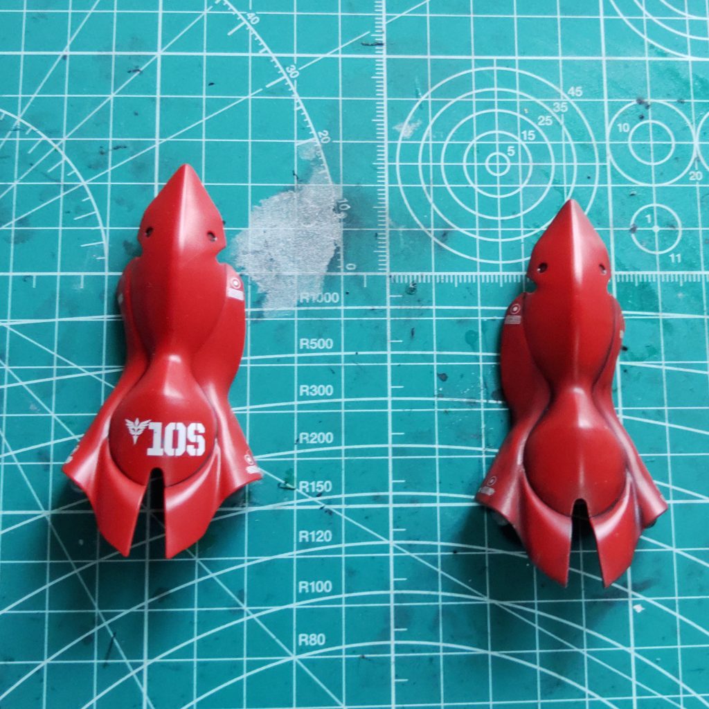 左→④半ツヤクリアーまで完了右→⑦ドライブラシまで完了リアルタッチマーカーは外装パーツ全体を塗りつぶした後、大まかに綿棒で拭き取り、光が当たる面を意識してメラミンスポンジで擦りました。グラデーションぽくはなったと思います。