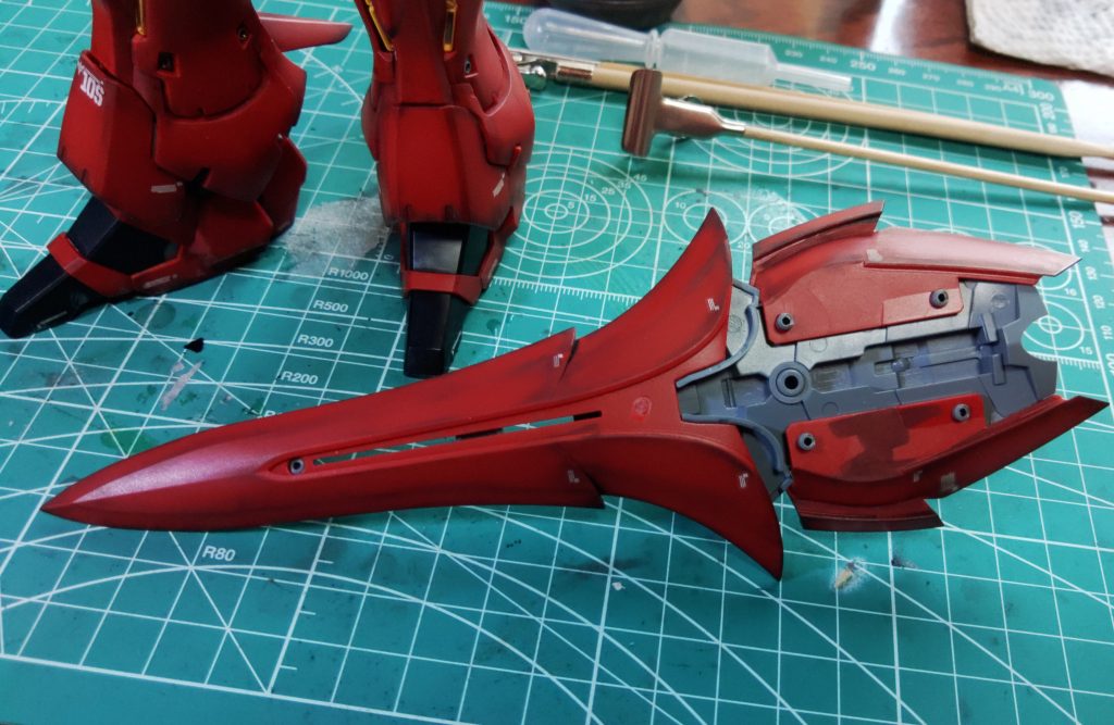 ①表面処理②スミ入れ③デカール④半ツヤクリアー⑤リアルタッチマーカー⑥ウェザリングマスター⑦ドライブラシ⑧ツヤ消しクリアー⑨部分塗装 という順番で製作しました。写真は⑦まで完了した状態。エース機ということで、汚しは控え目に。