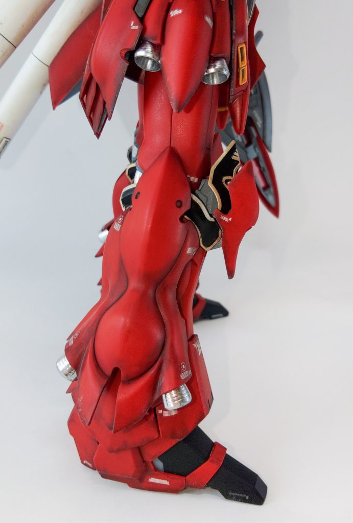 バーニア等のシルバー部分はガンダムマーカーのEXメッキシルバー。前回の失敗を活かし、今回はクリアーを吹かずにそのまま仕上げました。