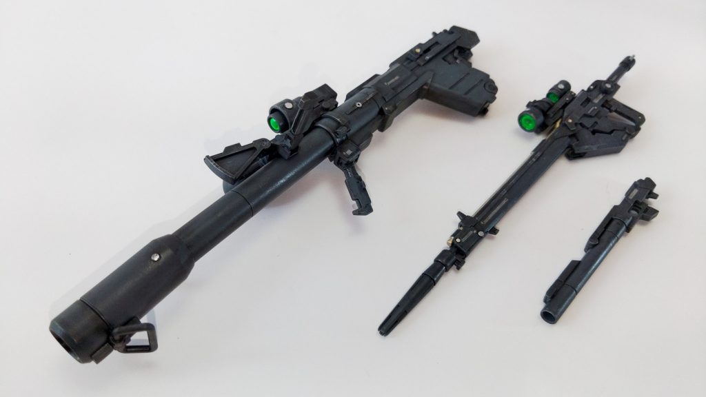 バズーカ(雑誌付録のやつ)はスコープをHアイズ化しています。個人的に武器類の製作は嫌いだったのですが、細かく塗り分けると楽しいですね。バズーカの白の塗分け忘れてた・・・