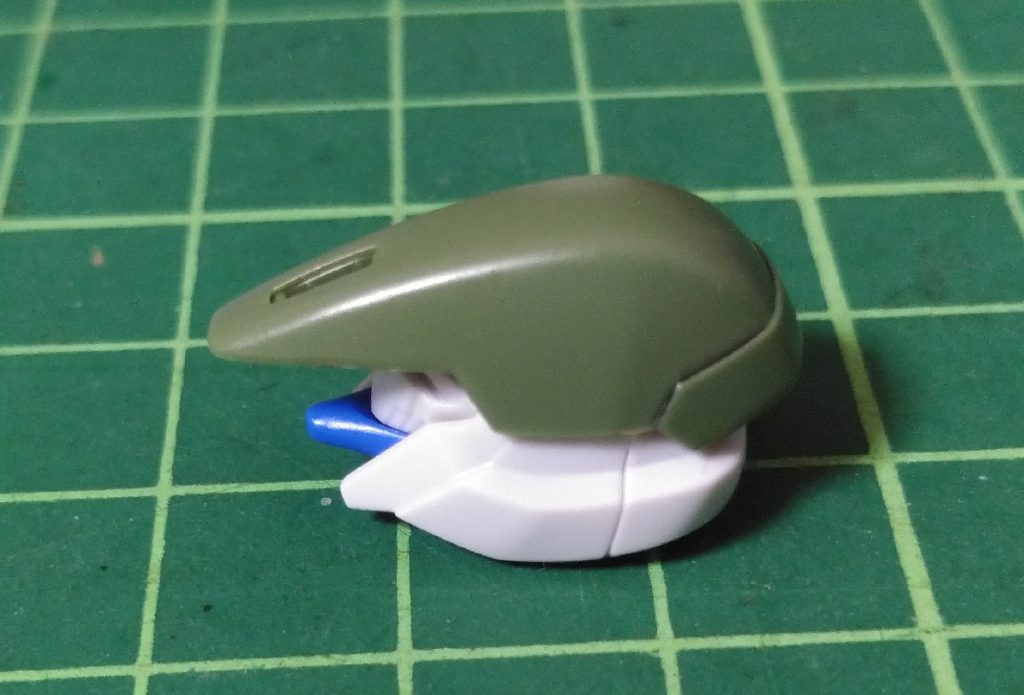 頭部はグレイズ(指揮官機)のカツラの裏側にパテ盛り、両脇を旧1/144アルトロンガンダム(EW版)のドラゴンハングの羽根をパテ接着。接着側にワセリンを塗って型を取り、硬化させて被せました(゚v゚)