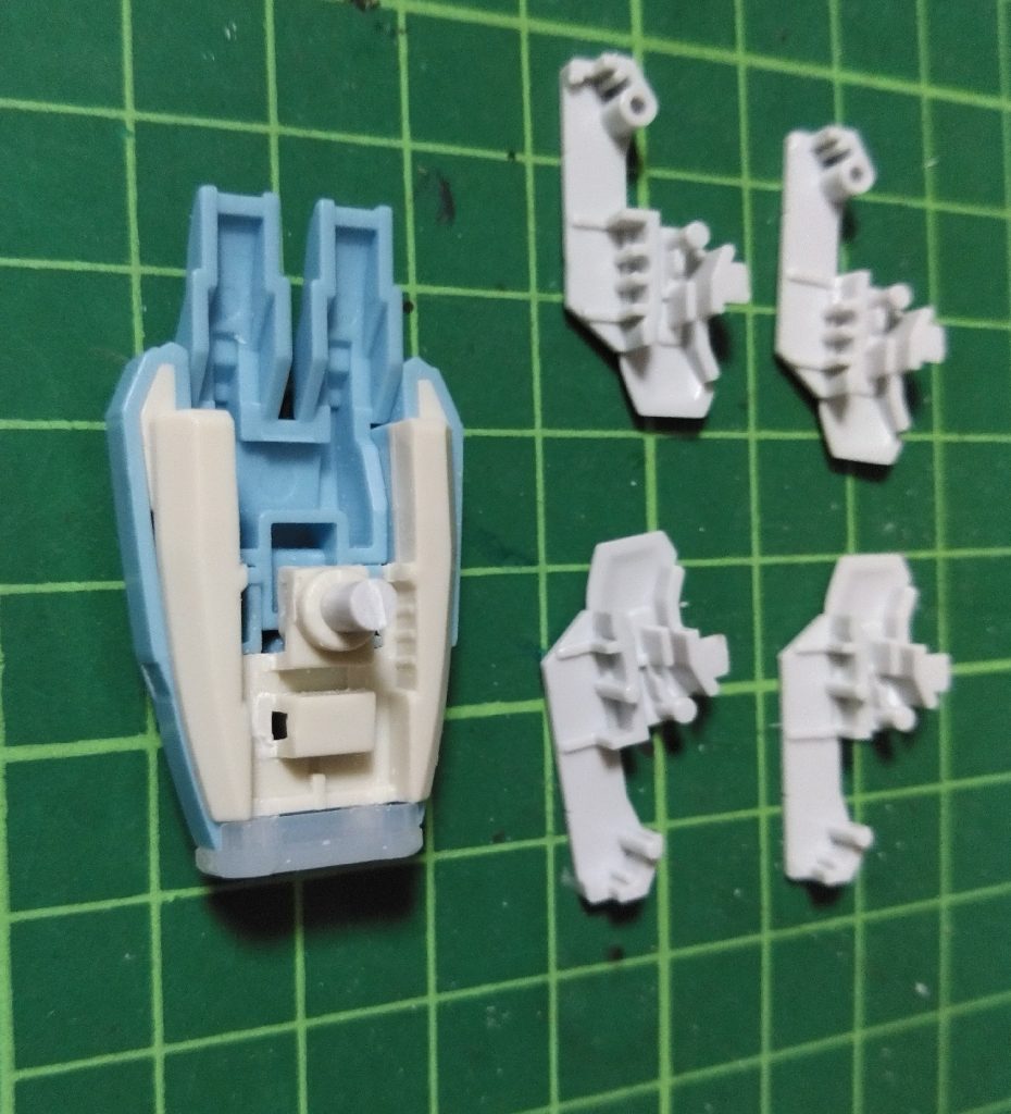 ジェットマグナム装置のプトレマイオスアームズは腕の枠に合わせて溝を作り密着度を上げました。ムーンガンダムの腕の方も被さるように突起等を排除、その代償としてムーンガンダムの固定武装であるバタフライエッジは固定されずにポロリします。