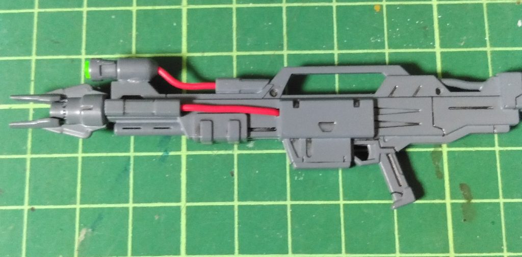 メガビームライフルはムーンガンダムのライフルに、バンシィ(ユニコーンも可)のサーベルを接着し赤リード線を取り付けました。スコープ部は1/144ザク地上戦セットの240mmバズーカ弾頭の推進翼を切り取って接着。推進部にクリアグリーン系のサーベルを輪切りにして接着しました。銃口はF91のビームバズーカの先端をそのまま接着した物になります(゚v゚)