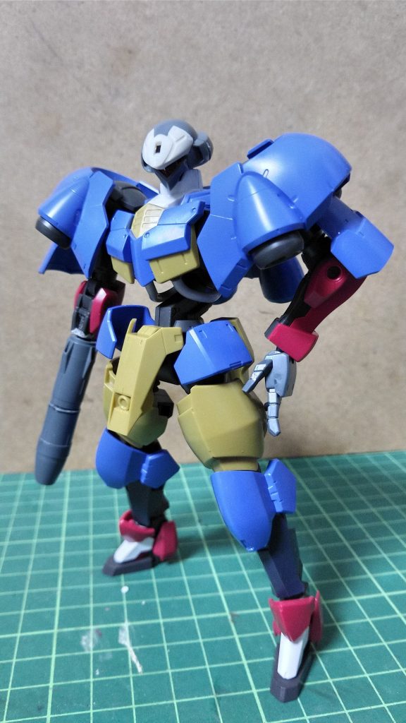 基礎はヘルムヴィーゲリンカー、所々にグリムゲルデが混じってます。頭部はガラッゾをそのまま使用。ただし首周りの高さが足りないのでガンダムレギルスの頭部と脱出装置を兼ね備えた部分を採用して頭部の高さを増してます。