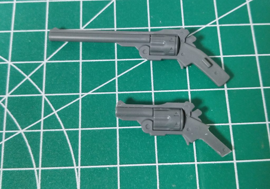 30mmリボルバーカノンはガンダムジ・エンドのリボルバーを短バレル化。更に持ち手の部分を細く加工して調整。短バレル化で消失したフロントサイトはランナー番号が記入されている部分の角を切って接着しています。追記:あくまでもリボルバーカノンはジ・エンドやリ・ガズィの持ち手に合わせてあるので、通常の持ち手にする場合はパテやプラ板で垂直にしないと持てません。