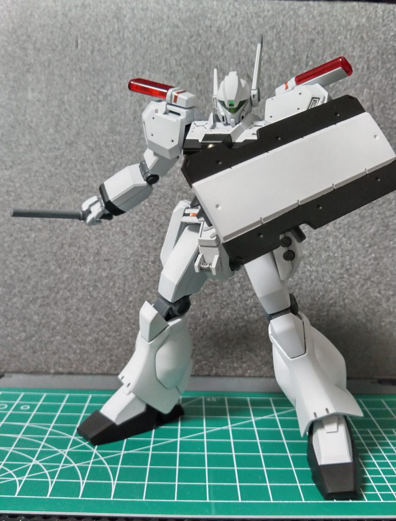 電磁警棒とライオットシールドはM.S.Gのパトランプと一緒に入っている物を使用。ガンダムAGEのジェノアスが使用するヒートスティックも考えましたが…短いのでM.S.Gを採用しました。