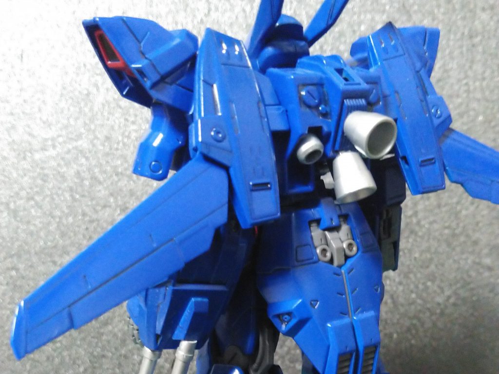 背中の翼はムーンガンダムのバックパック両脇に穴を開けてBPHDノンスケールMS強化ウイング01を差し込みました。ノズルは余り物の同じ形の2つをそのまま接着。塗装前の背中を撮影し忘れて見辛くて申し訳ありません(汗