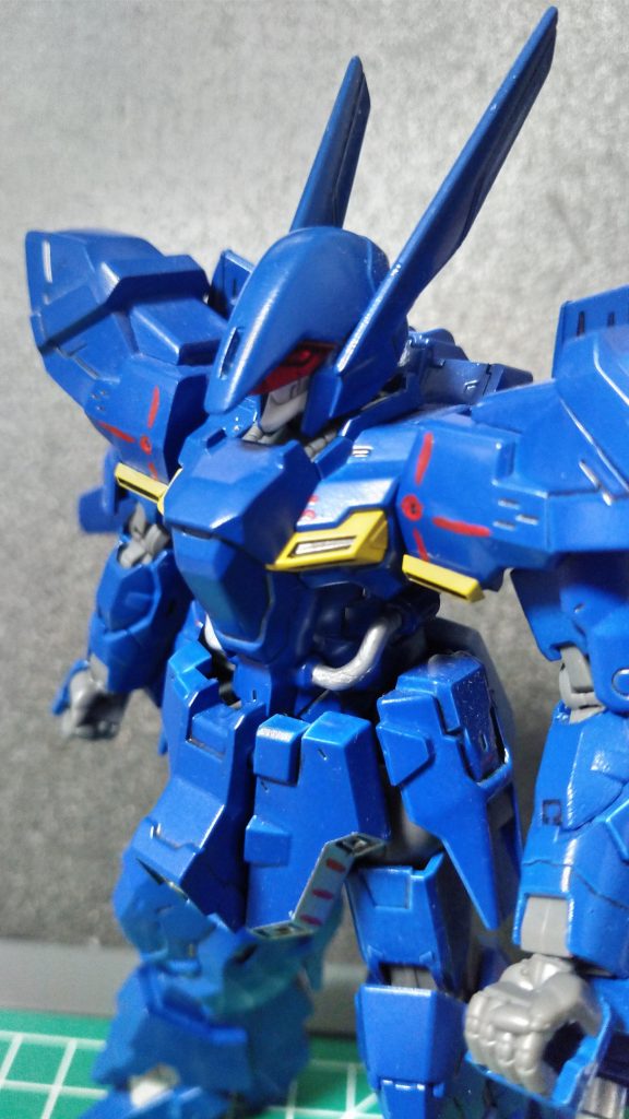 最後に頭部アップ。頭部の赤ゴーグルは100均のクリア赤下敷き。良く赤文字の答えを隠したりするアレです(゚v゚)