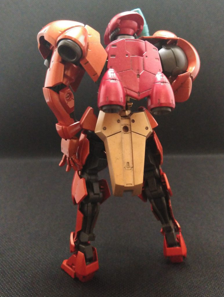 そのまま組んでるのでヘルムヴィーゲリンカーのおかげてゴツいパワードースーツになりました。ゴーグル等は100均のメタルホイールシールを使ってます。