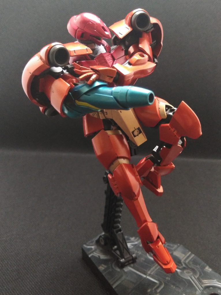 アームキャノンは実はお色直ししてます。煌ギラーガの肘から下をそのまま使い、先端はパワードアームズパワーダのロケット(?)の弾道に穴を開けて使用。肘にはグレイズの頭部を使用。下に製作時の細いアームキャノンが写ってます。