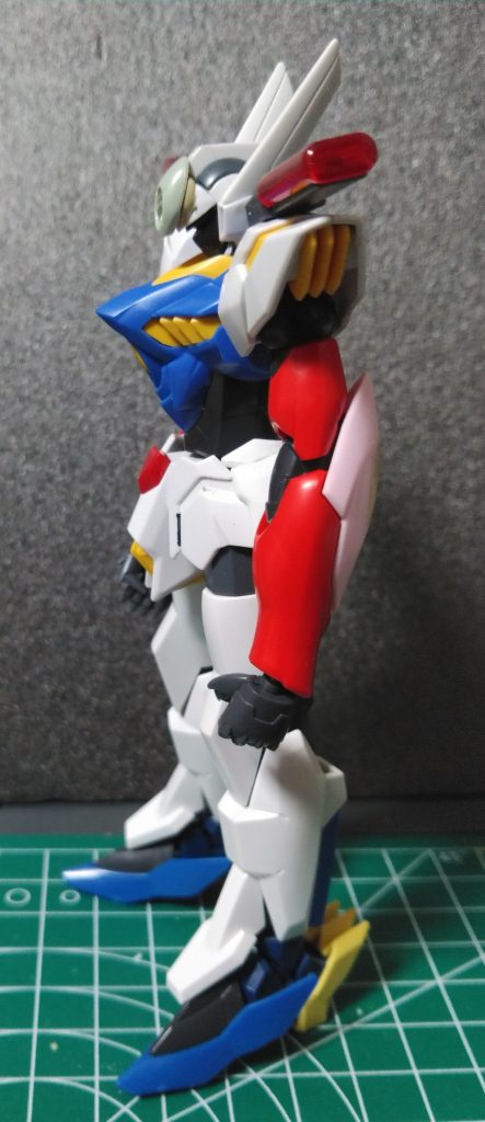 最初の組み合わせ時点では頭部と肘の加工以外はしていなかったのですが…お色直しで腰周りを更に細くするためガフランの物を加工してます。頭部:AGE-2、ドラト(顔面)、GN-X系(デコ)、旧1/144アルトロンガンダム(EW版)ドラゴンハング羽根。胴体:ガンダムレギルス腕:ガンダムレギルス(肩)、ギラーガ、M.S.Gマニュピレーター、パトランプ。腰:ガンダムレギルス、ガフラン(一部)。足:AGE-2、煌ギラーガ、ガンダムレギルス(太股装飾)以上です、見てくださりありがとうございました!(゚v゚)ノシ