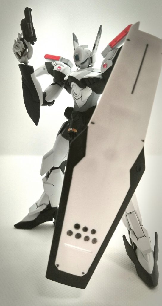 現行のRGM-89式AVと同等の携行武器であるリボルバーカノン、電磁警棒や大型の専用盾の使用を可能とする。反面、マニュピレーターが規格外(M.S.G社製)なのとH.O.Sによる機体容量が圧迫されているためか、ライオットガン等の大型火器の運用が出来ない。