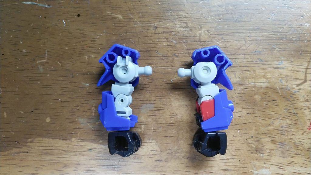 肩アーマーの取り付け角度が変だったので、フレーム側の突起を削り少し可動するように。
