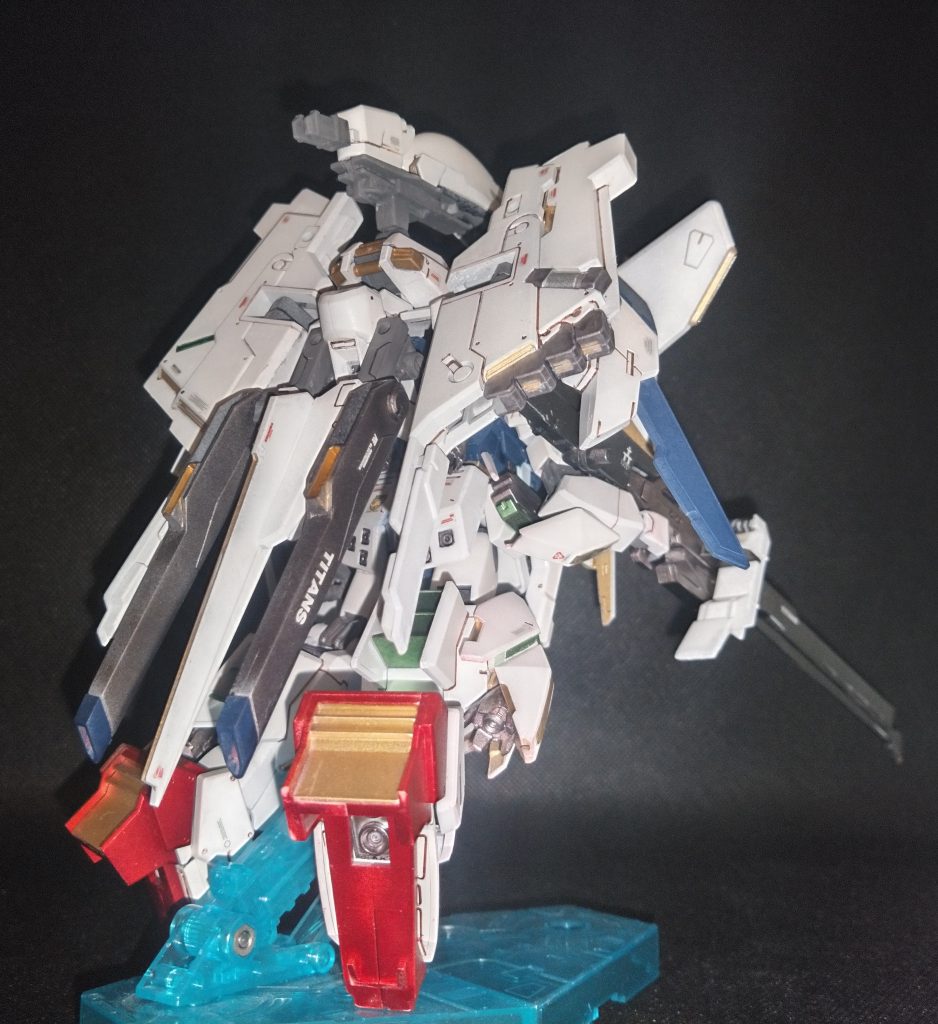 塗装はガンダムマーカーエアブラシシステムです。充電式のハンディコンプレッサーを購入して使いました。缶と違って風圧低くて不安でしたが問題なく吹けました。・・・缶でやってたときは圧強すぎたんやなぁ( ̄▽ ̄;)