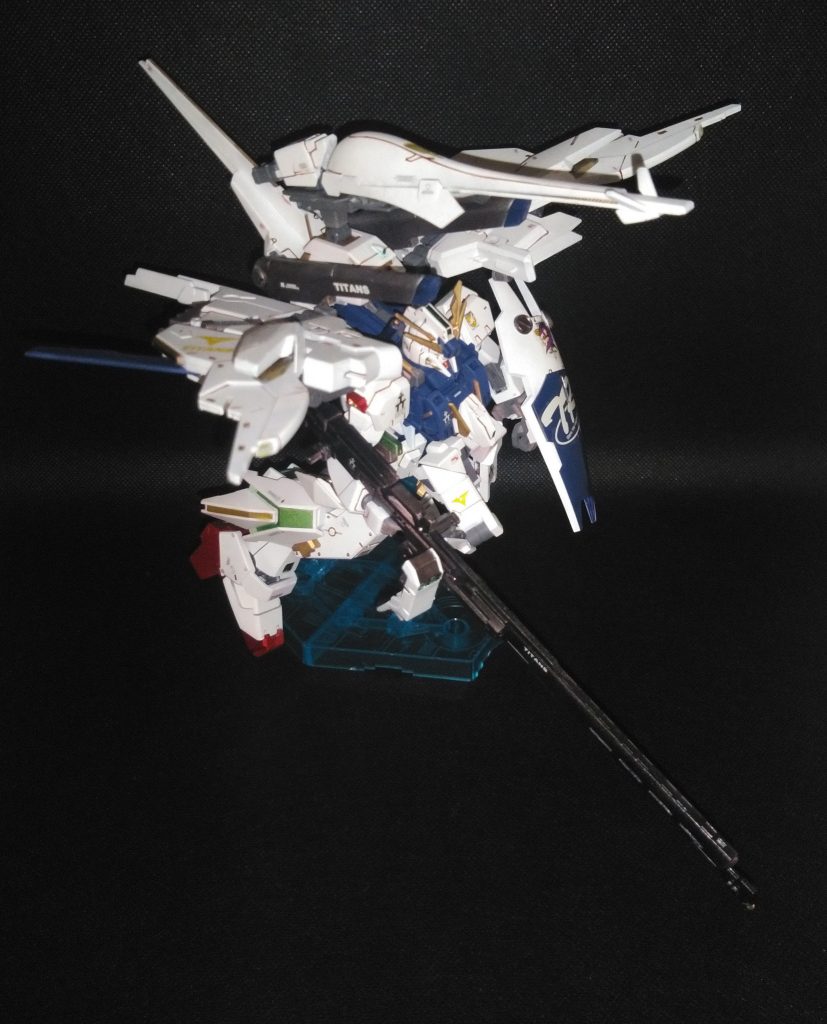 フライルーの尾翼ユニットにシールドブースター接続基部があったので流用して砲身を増設。撃ち尽くしたらポイ捨て出来ます(笑)