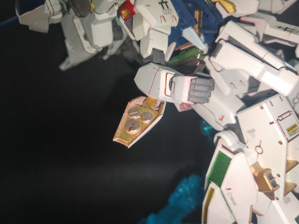 Ξにしようかペーネロペーにしようか迷ってた頃の名残。3㍉軸で固定しているので回転させてミサイル発射という設定でひとつ。年代的ファンネルミサイルは無理だろうからZの腕部グレネード的な感じで(笑)