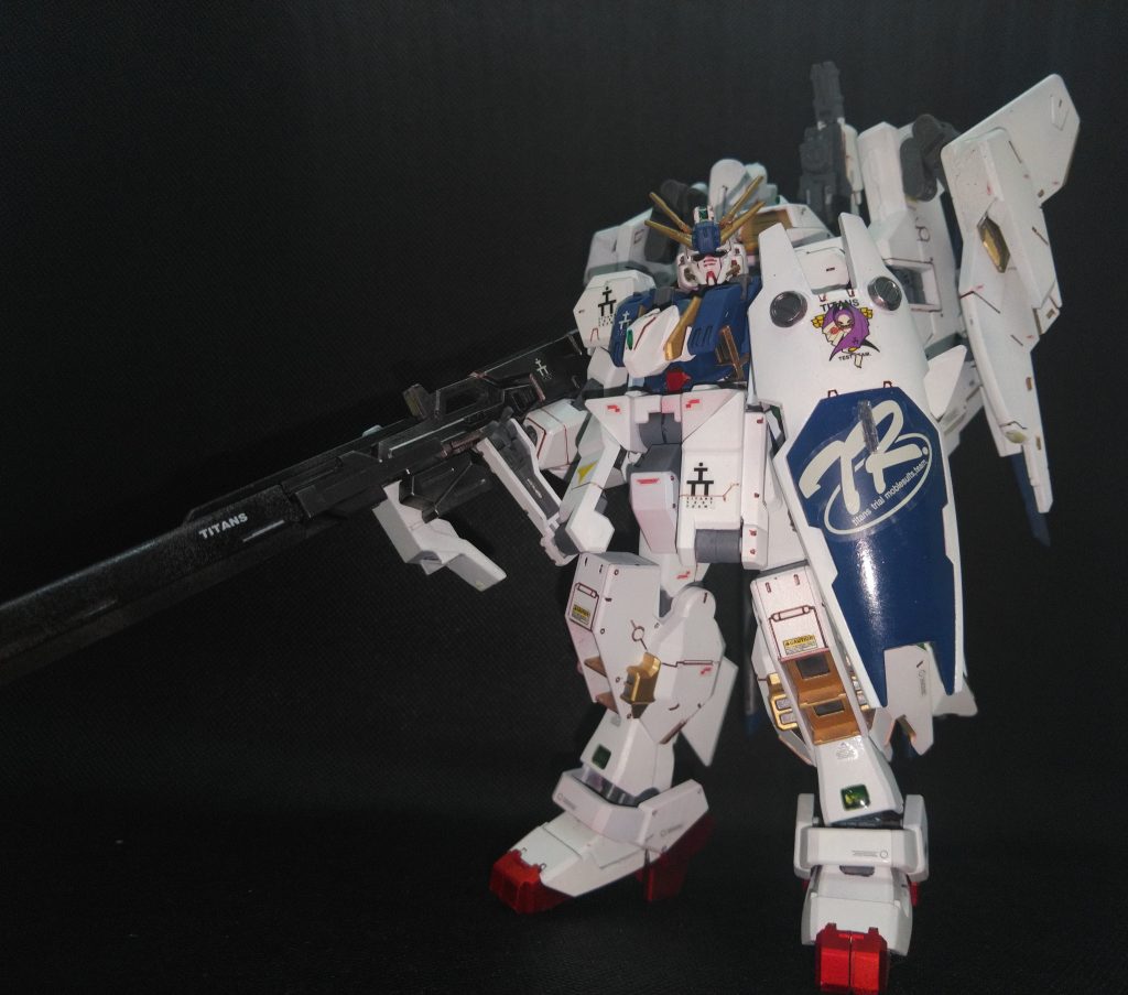 イプティーメーユニットを背面に畳んだ格納形態。膝関節が重量に負けます(笑)積みが長すぎて膝のポリキャップが弱ってました( ̄▽ ̄;)