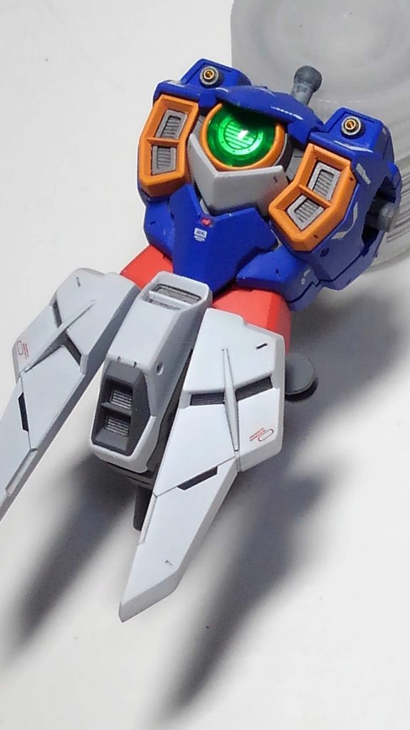 胸の丸パーツ内部にエッチングパーツを貼り込み、マシンキャノンと頭部バルカンには金属パーツを埋め込みました