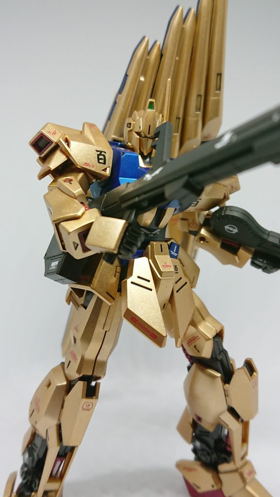 クレイバズーカは右手じゃないと肩に担げなくなりました。でも脇に挟んで打つ姿が好きです。