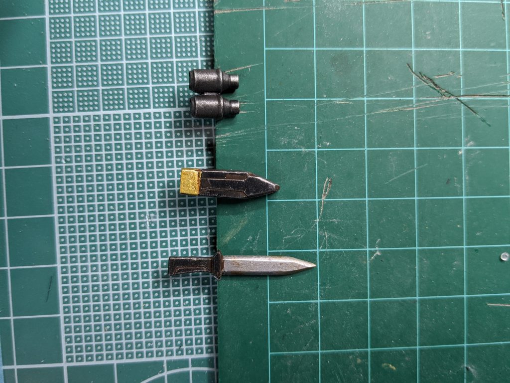 武器のナイフは自作しましたが力量不足で微妙な感じになってしまいました(T_T)