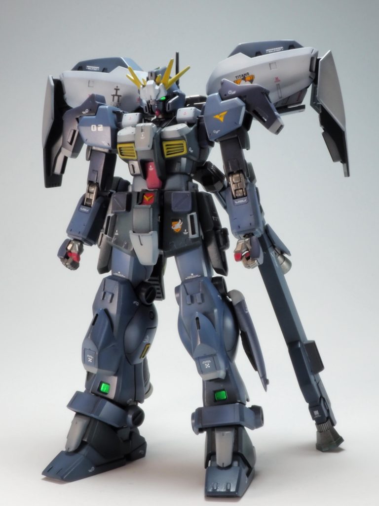 ヘイズル2号機の説明文によるとガンダムヘッドの与える心理的影響を検証するためのテストモデル。ベースはジム•クゥエル…コレは「張り子の虎だな」とか「ガンジム出るぞ!」とか「ガンダムだとぉ?!」「頭だけなwww」とか散々陰口たたかれたエンジニア達が「だったら体もガンダムにしてやら~」意気込んで制作した機体とゆう設定です。