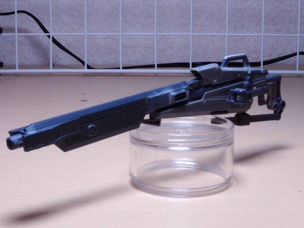 大型ビームライフルはコトブキヤのスナイパーライフルとセンチュリーウェポンのライフルを組み合わせて作りました。上部の持ち手はプラ板で作りました。
