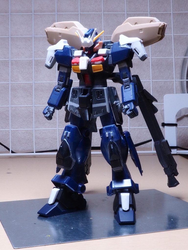 腕はHGガンダムマークⅡを移植、延長工作してます。接続方法が違うので胴体にポリキャップを仕込みました。足首はHGジェスタを移植コレも接続方法が違うので関節を両方ボールジョイントにして接続してます。首と胴体を延長、腰のアーマーはプラ板とジャンクパーツで大型化、肩や足にもジャンクパーツを取り付けてます。