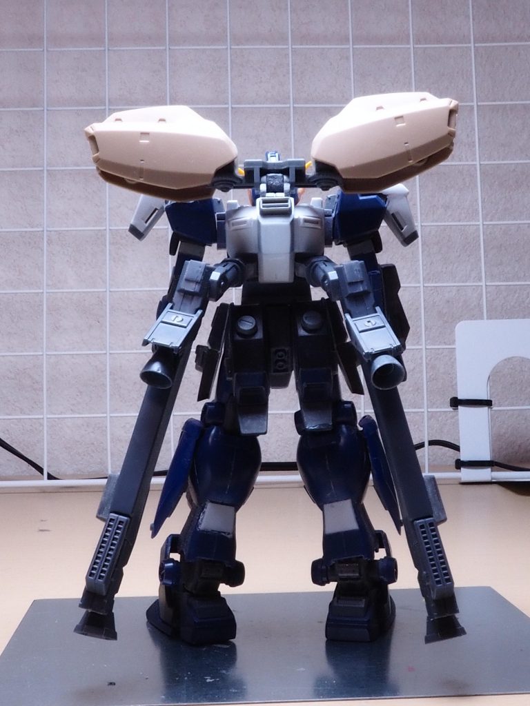 バックパックはシュツルムブースター取り付け穴を塞ぎMSGのプロペラントタンクをブースターユニットに見立てて取り付けてます。腰にもジャンクパーツを取り付けて追加ブースター風にしてみました。