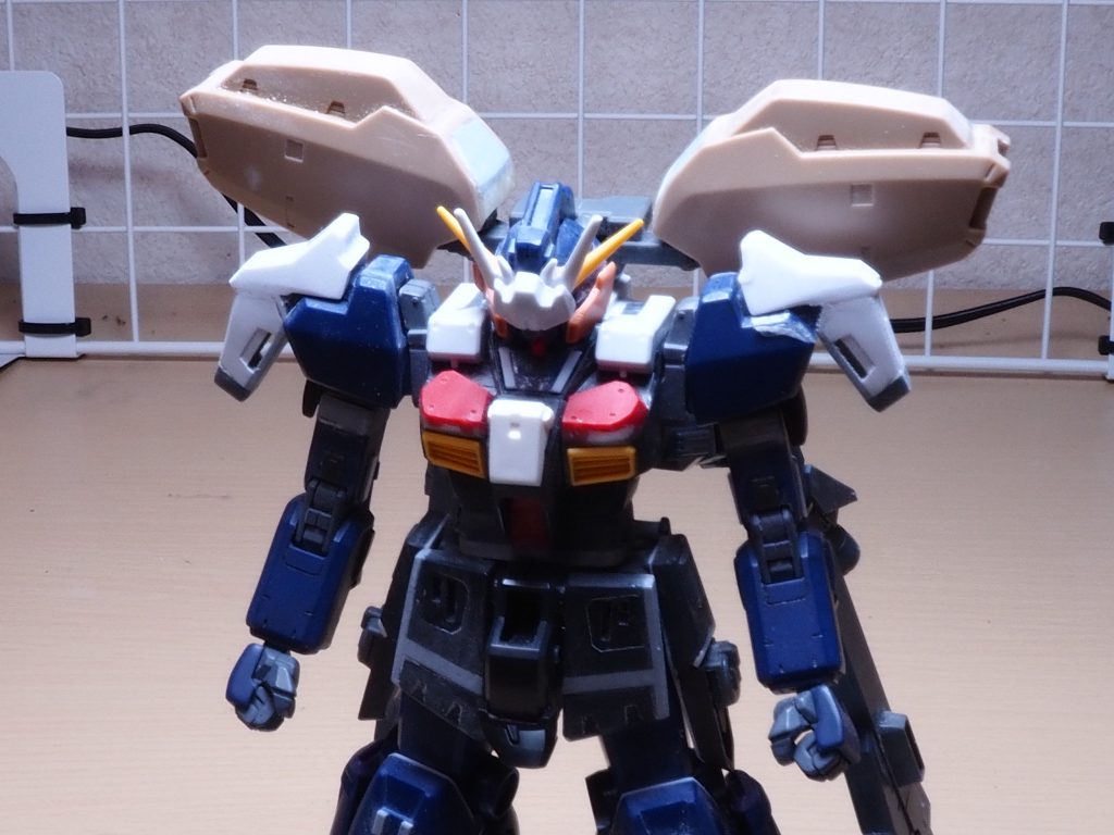 HGグシオンリベイクフルシティの隠し腕を取り付け、接続部が丸見えだったのでプラ板で蓋をしてます。頭部は30MMのパーツやジャンクパーツを貼り付けて作成してます