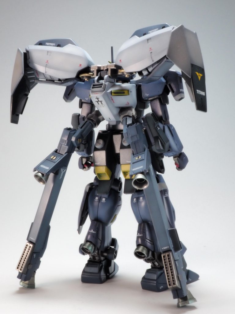 高機動型なので各部にバーニアやスラスターを増設、シュツルムブースターは2機のマルチブースターに交換、出力は落ちたが機動性は向上している。上部のユニットは試作サブアームユニット、後年の物より大型だが強度がある。