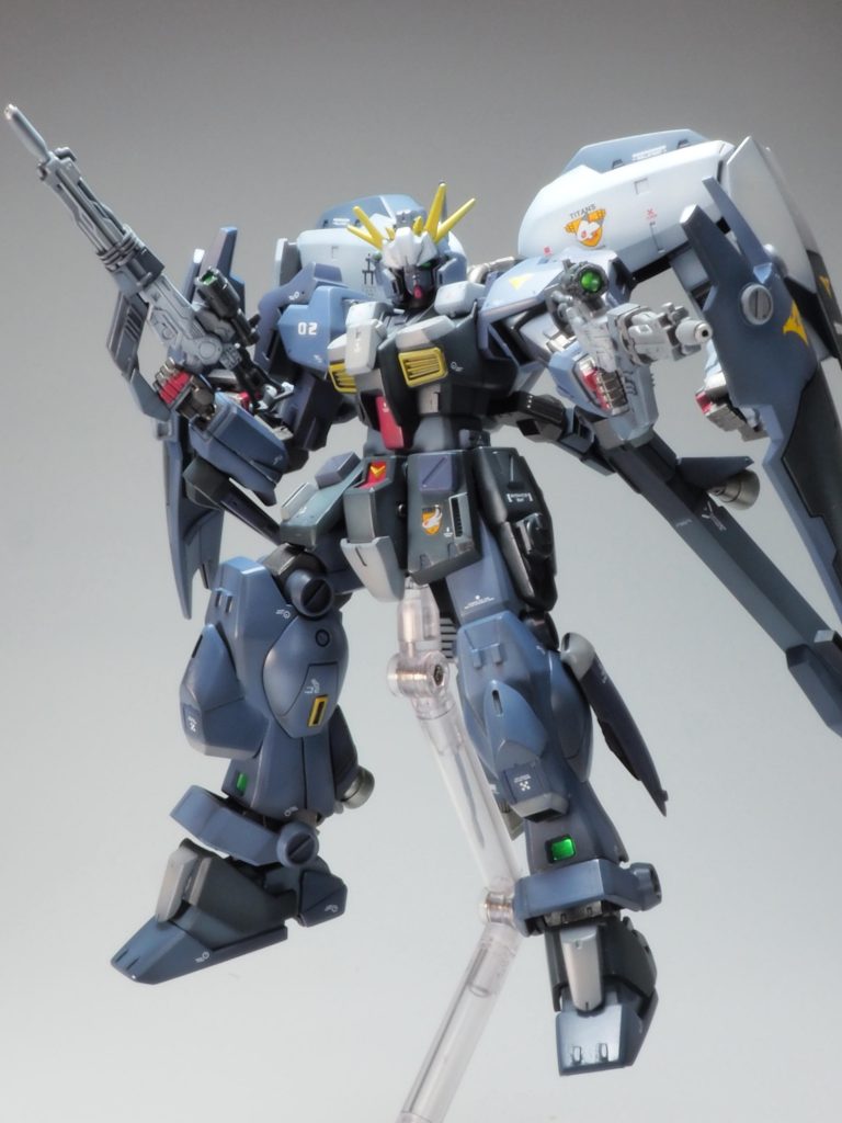 試作品のビームライフル。威力はこの当時の一般的ビームライフルの2倍ほどあるがEパックを採用しておらず装弾数は6発しかない…