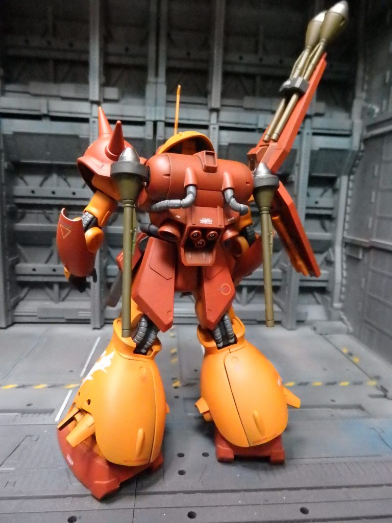 マラサイの武装は下記の通りです。■頭部バルカン砲■ビーム・ライフル■ビーム・サーベル■シールドオリジナルで追加した武装■シュツルムファウスト×４（ドムトローペンより流用）＊シュツルムファウストをパンツァファウストと書き間違えてましたので、投稿翌日に修正しました。■アックス（ガンプラバトルアームアームズより流用）やはりザク系はトマホークだろ。というのと、シュツルムファウストならバズーカの代わりなるかな、と考えていた所、シールド裏＆バックパック横に計４本装備出来るめどが立ち、４本装備となりました。あ、バックパックのセンサーにシール貼るの忘れてる(^_^;)