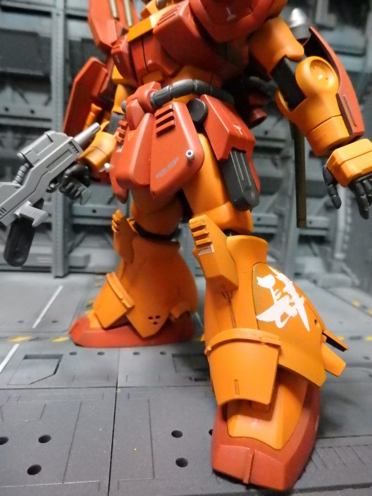 腰サイドアーマーに切り欠きを作って、予備のエネルギーパックを装備できる様にしました。結構お気に入り。でも説明書には、「本体からのエネルギー供給量に余裕がある為、通常の運用であれば複数のエネルギーカートリッジを携行する必要がない為、専用の収納スペースは装備されていない」とありました。ふんだ！通常を超えた運用をするエースなんだよきっと！各所に穴を開けたり、シルバーに塗装したビーズを貼ったり、１ｍｍプラ棒を切って貼ったりしただけですが、情報量が増してカッコ良くなったんじゃないでしょうか。脚部アーマーの足カバー？にはシゴいて柔くしたプラ棒をやんわりと曲げて貼り付けてます。今回も漢字デカールを使いました。大字って言うんですね。四を表す大字なんですが、馴染みが無いので読めませんね(^^ゞ