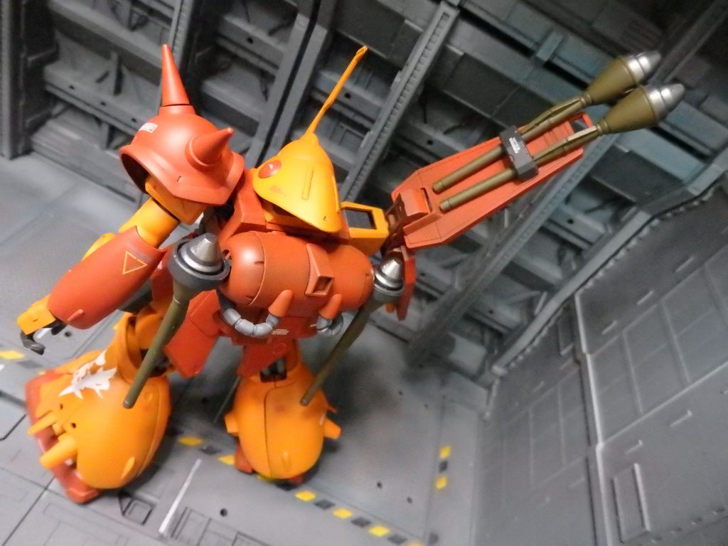 シールド裏のシュツルムファウスト保持部品は、たぶんEGガンダムの関節隠しパーツだったと思います。バックパックから伸びた棒がカッコイイ（語彙力）