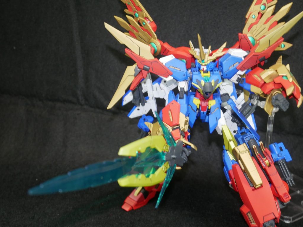 両手持ちだったトライホルダーフレームを持たせてみました。本体の全長が大きくなったので片手剣サイズに見えますね。